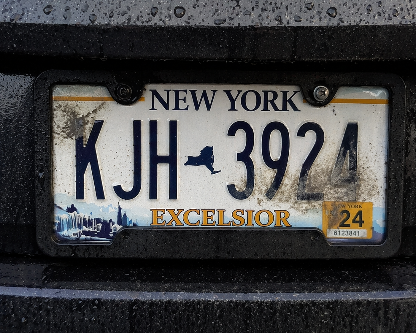 Rear vehicle license plate obscured or obstructed from clear view, relevant to VTL 402-b in New York